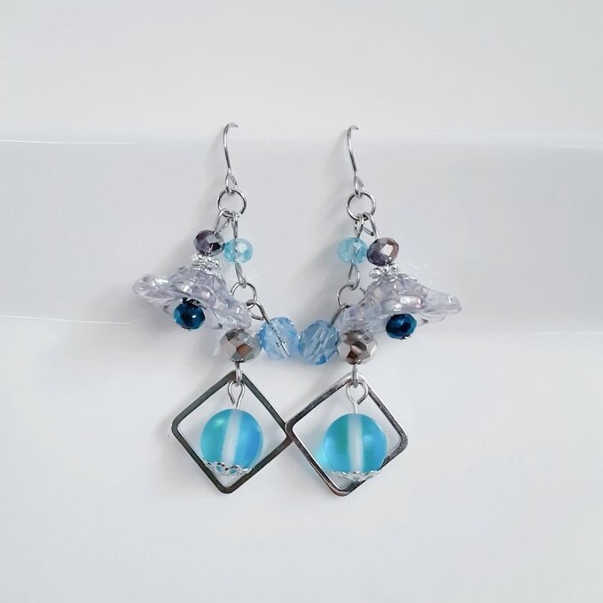 フラワービーズとルナフラッシュが可愛い☆アクアブルーパープル色の幻想ピアス/イヤリング