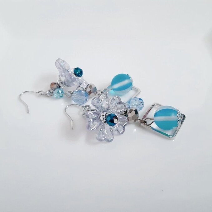 フラワービーズとルナフラッシュが可愛い☆アクアブルーパープル色の幻想ピアス/イヤリング
