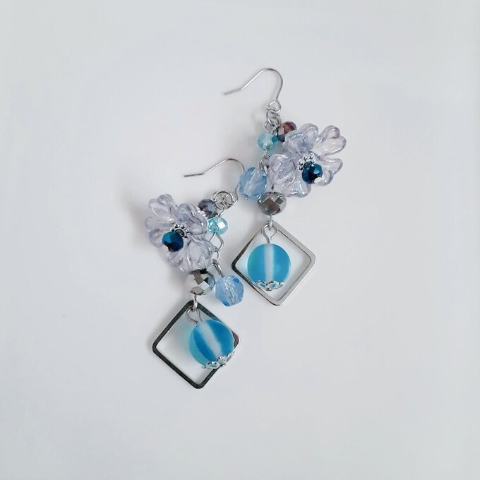 フラワービーズとルナフラッシュが可愛い☆アクアブルーパープル色の幻想ピアス/イヤリング