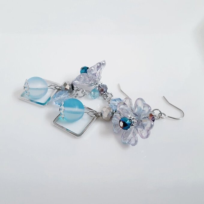 フラワービーズとルナフラッシュが可愛い☆アクアブルーパープル色の幻想ピアス/イヤリング