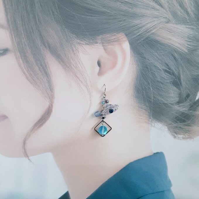 フラワービーズとルナフラッシュが可愛い☆アクアブルーパープル色の幻想ピアス/イヤリング