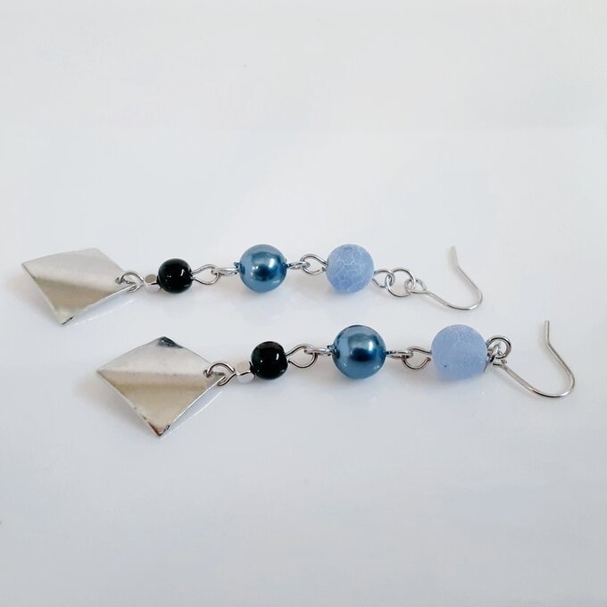 メタルプレートが揺れる☆フロストブルーアゲートと国産アクリルパールのシンプルピアス/イヤリング