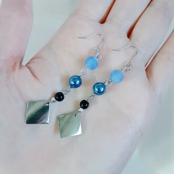 メタルプレートが揺れる☆フロストブルーアゲートと国産アクリルパールのシンプルピアス/イヤリング