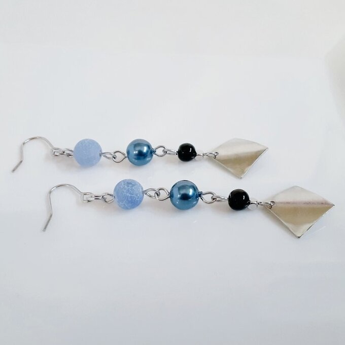メタルプレートが揺れる☆フロストブルーアゲートと国産アクリルパールのシンプルピアス/イヤリング