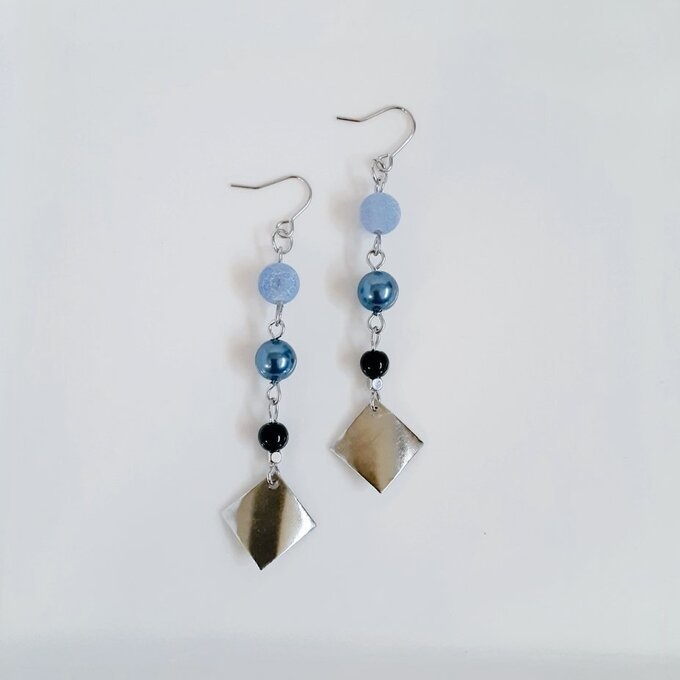 メタルプレートが揺れる☆フロストブルーアゲートと国産アクリルパールのシンプルピアス/イヤリング