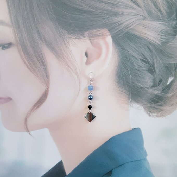 メタルプレートが揺れる☆フロストブルーアゲートと国産アクリルパールのシンプルピアス/イヤリング