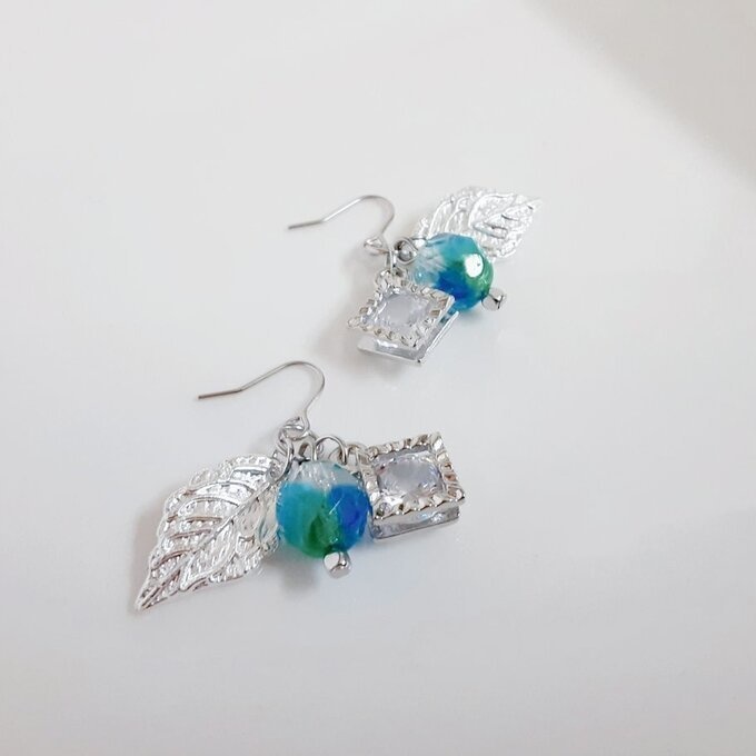 1ペアのみ☆ジルコニア風スクエアチャームとリーフチャームとチェコビーズのピアス/イヤリング(ブルーグリーン)