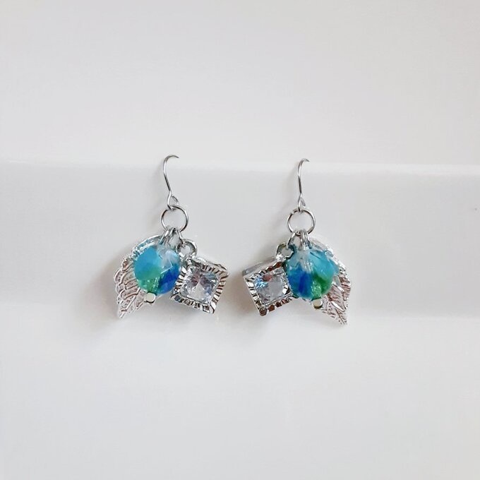 1ペアのみ☆ジルコニア風スクエアチャームとリーフチャームとチェコビーズのピアス/イヤリング(ブルーグリーン)