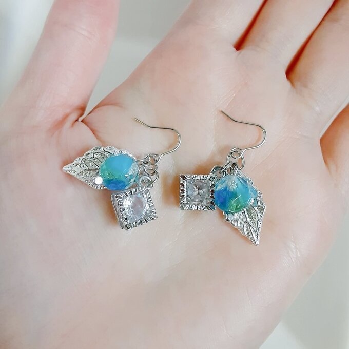 1ペアのみ☆ジルコニア風スクエアチャームとリーフチャームとチェコビーズのピアス/イヤリング(ブルーグリーン)