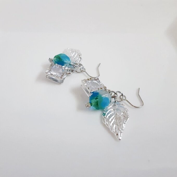 1ペアのみ☆ジルコニア風スクエアチャームとリーフチャームとチェコビーズのピアス/イヤリング(ブルーグリーン)