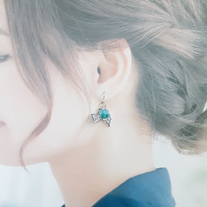 1ペアのみ☆ジルコニア風スクエアチャームとリーフチャームとチェコビーズのピアス/イヤリング(ブルーグリーン)