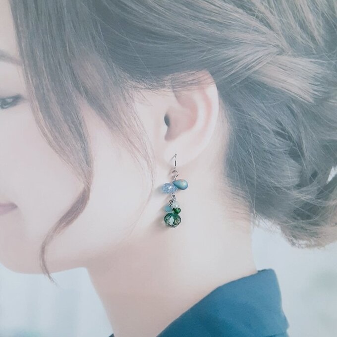 とんぼ玉ビーズが揺れる☆しずくとガラスビーズのプチジャラジャピアス/イヤリング(爽やかブルーグリーン)