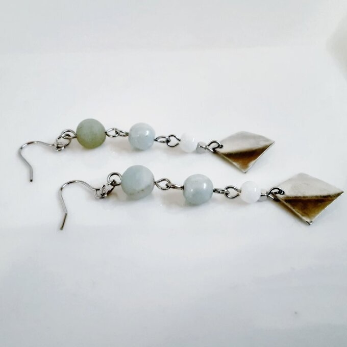 メタルプレートが揺れる☆フロストミックスアマゾナイトとチェコビーズの爽やかシンプルピアス/イヤリング