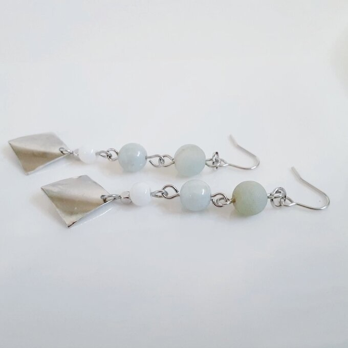 メタルプレートが揺れる☆フロストミックスアマゾナイトとチェコビーズの爽やかシンプルピアス/イヤリング
