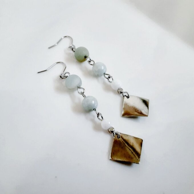 メタルプレートが揺れる☆フロストミックスアマゾナイトとチェコビーズの爽やかシンプルピアス/イヤリング