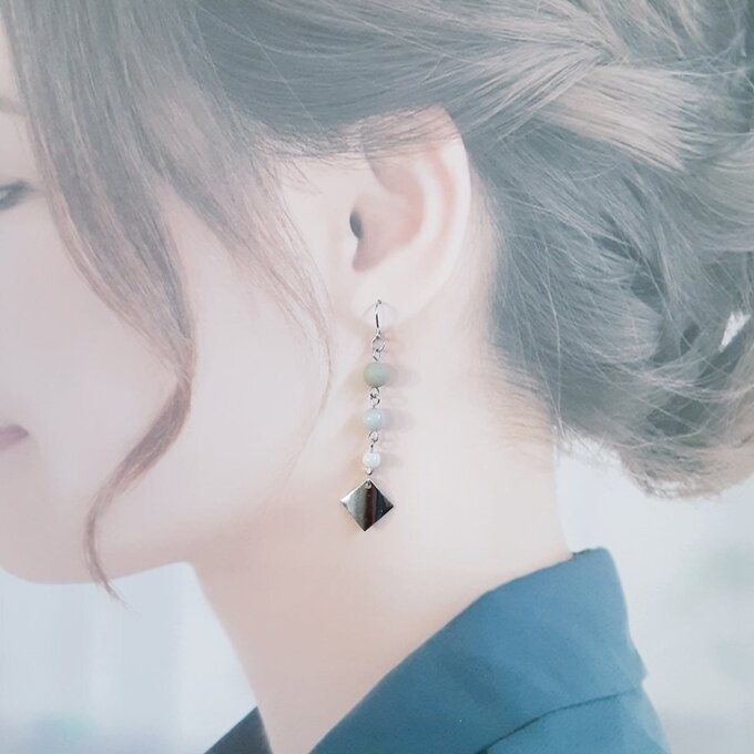 メタルプレートが揺れる☆フロストミックスアマゾナイトとチェコビーズの爽やかシンプルピアス/イヤリング