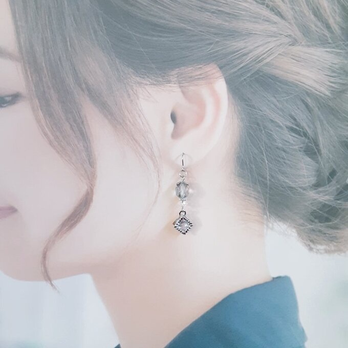 ジルコニア風スクエアチャームとチェコビーズのシンプルピアス/イヤリング(淡いグリーン)