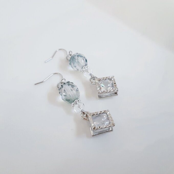 ジルコニア風スクエアチャームとチェコビーズのシンプルピアス/イヤリング(淡いグリーン)