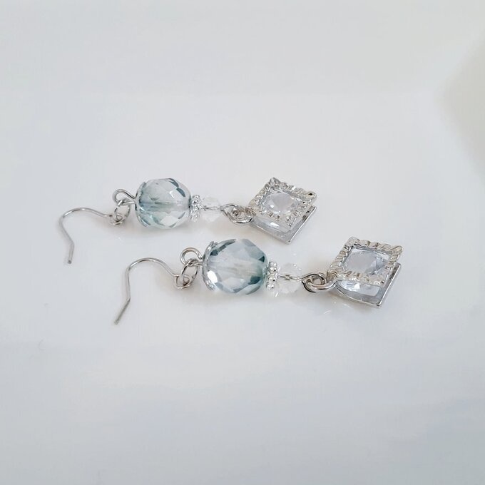 ジルコニア風スクエアチャームとチェコビーズのシンプルピアス/イヤリング(淡いグリーン)