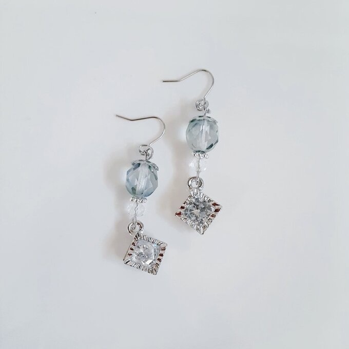 ジルコニア風スクエアチャームとチェコビーズのシンプルピアス/イヤリング(淡いグリーン)