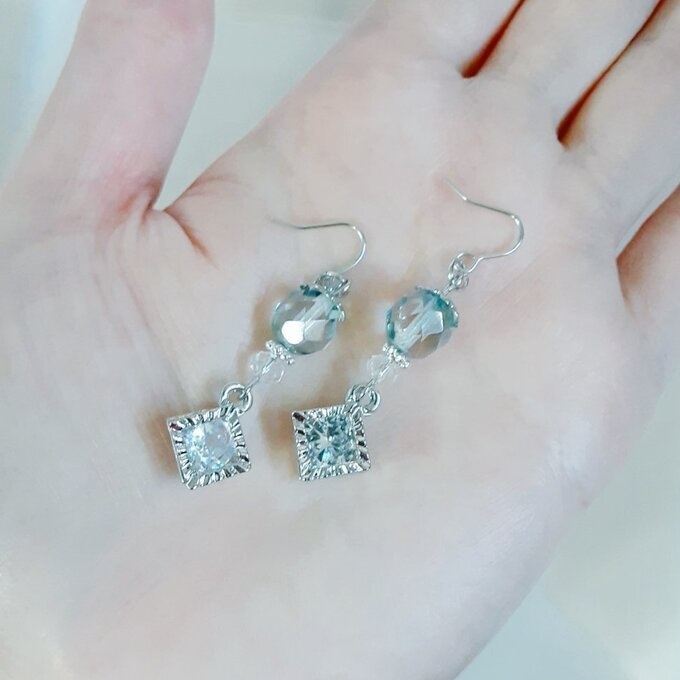 ジルコニア風スクエアチャームとチェコビーズのシンプルピアス/イヤリング(淡いグリーン)