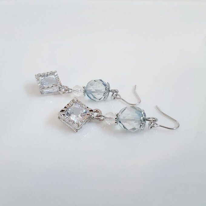 ジルコニア風スクエアチャームとチェコビーズのシンプルピアス/イヤリング(淡いグリーン)