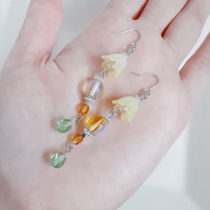 すずらんビーズとルナフラッシュとチェコビーズが爽やかイエローグリーン色のピアス/イヤリング