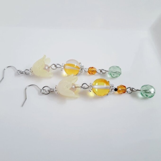 すずらんビーズとルナフラッシュとチェコビーズが爽やかイエローグリーン色のピアス/イヤリング