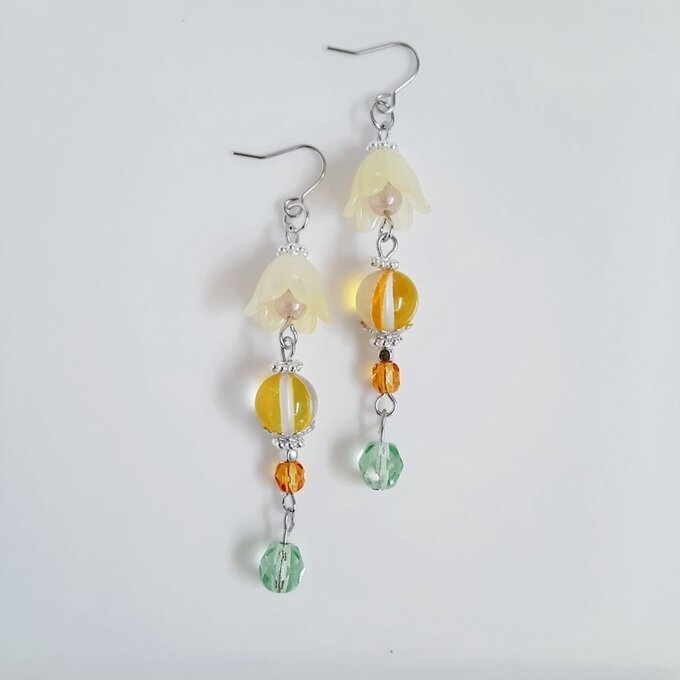 すずらんビーズとルナフラッシュとチェコビーズが爽やかイエローグリーン色のピアス/イヤリング