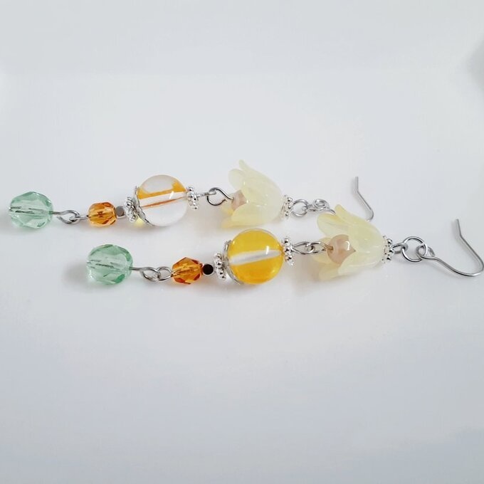 すずらんビーズとルナフラッシュとチェコビーズが爽やかイエローグリーン色のピアス/イヤリング