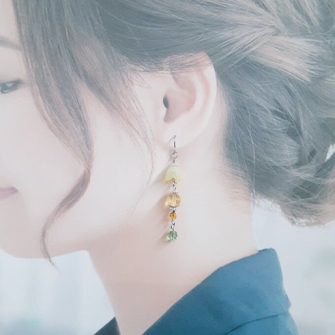 すずらんビーズとルナフラッシュとチェコビーズが爽やかイエローグリーン色のピアス/イヤリング