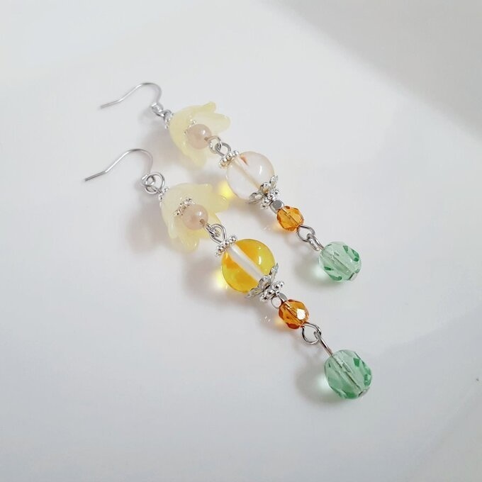 すずらんビーズとルナフラッシュとチェコビーズが爽やかイエローグリーン色のピアス/イヤリング