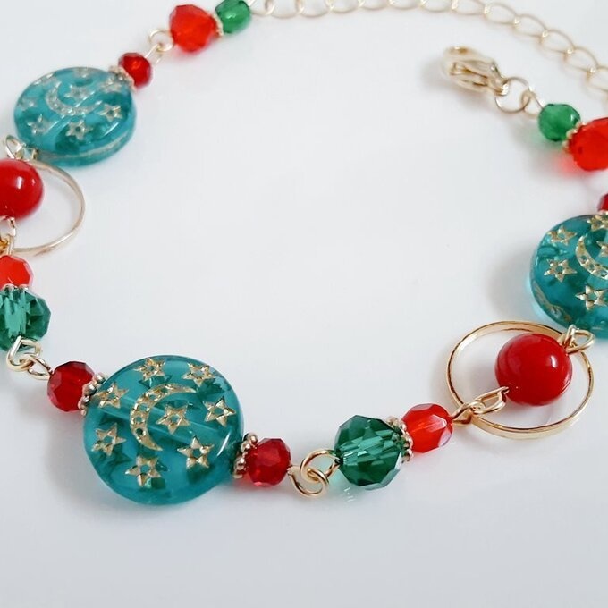 アンティーク風アクリルビーズとサークルフープのブレスレット(クリスマスカラー)