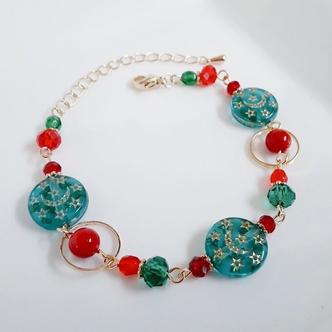 アンティーク風アクリルビーズとサークルフープのブレスレット(クリスマスカラー)