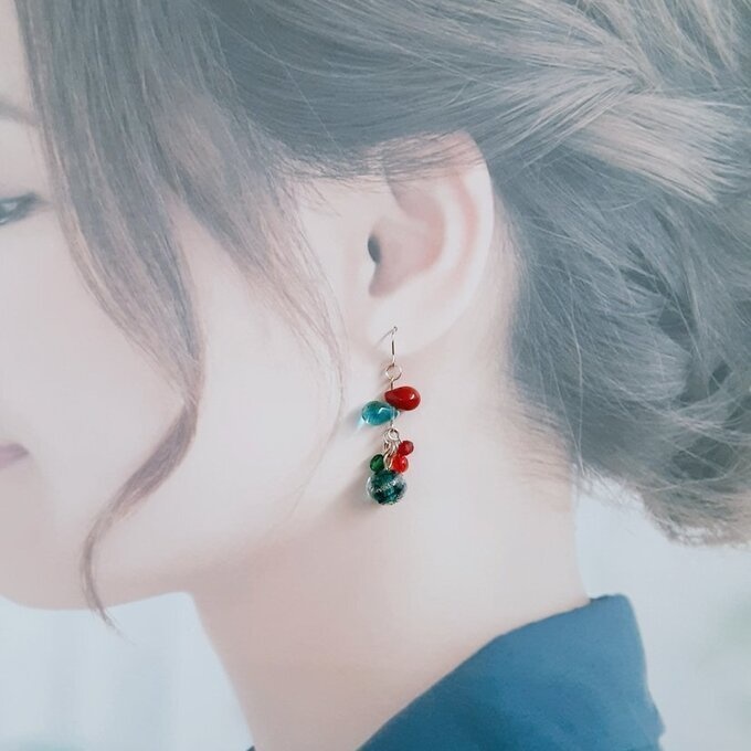 とんぼ玉ビーズが揺れる☆しずくとガラスビーズのプチジャラジャラピアス/イヤリング(クリスマスカラー)