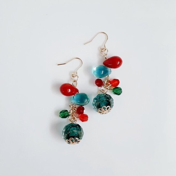 とんぼ玉ビーズが揺れる☆しずくとガラスビーズのプチジャラジャラピアス/イヤリング(クリスマスカラー)
