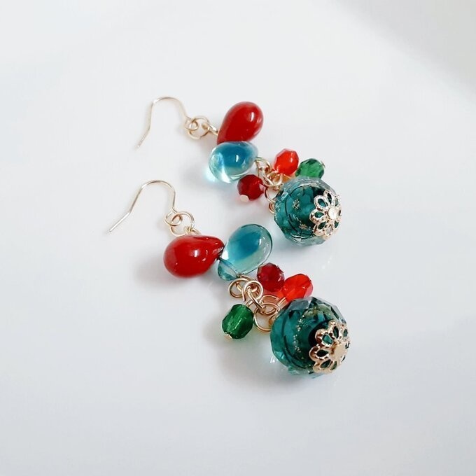 とんぼ玉ビーズが揺れる☆しずくとガラスビーズのプチジャラジャラピアス/イヤリング(クリスマスカラー)