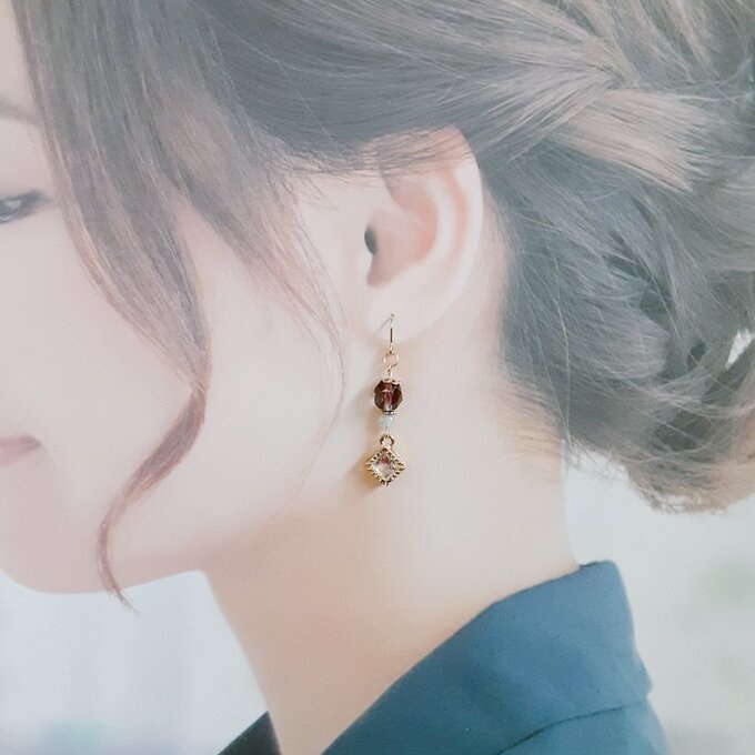 ジルコニア風スクエアチャームとチェコビーズのシンプルピアス/イヤリング(エメラルド×アメジスト×ゴールド)