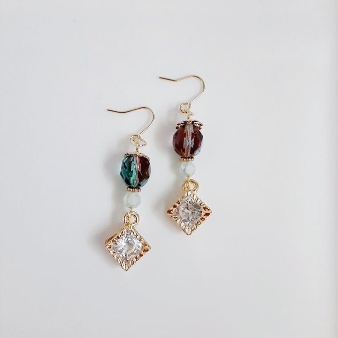 ジルコニア風スクエアチャームとチェコビーズのシンプルピアス/イヤリング(エメラルド×アメジスト×ゴールド)