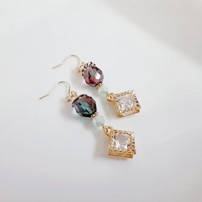 ジルコニア風スクエアチャームとチェコビーズのシンプルピアス/イヤリング(エメラルド×アメジスト×ゴールド)