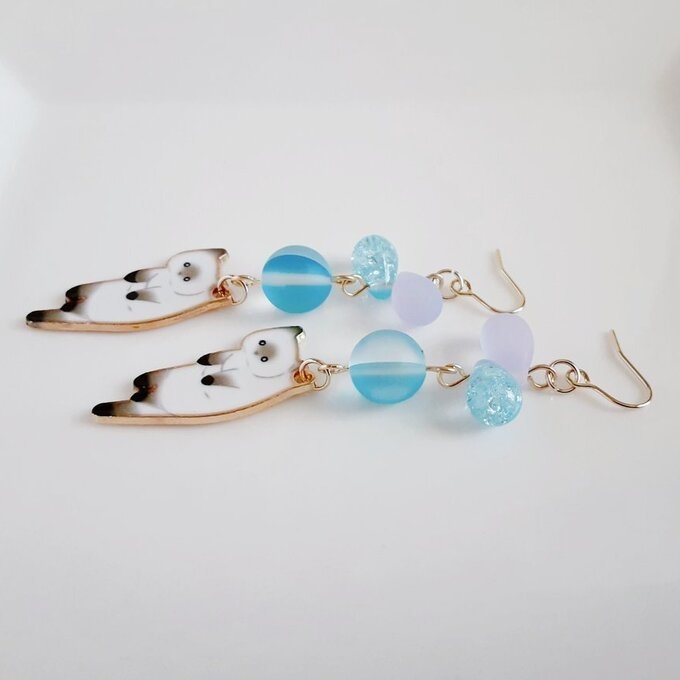 再販☆しずくビーズとぶらぶらネコちゃんの可愛いピアス/イヤリング(白猫×アクアブルー)