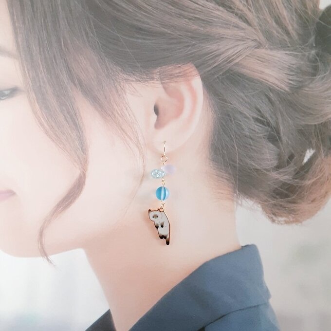 再販☆しずくビーズとぶらぶらネコちゃんの可愛いピアス/イヤリング(白猫×アクアブルー)