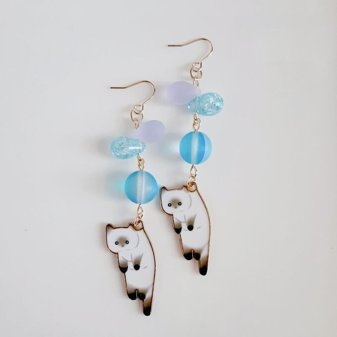 再販☆しずくビーズとぶらぶらネコちゃんの可愛いピアス/イヤリング(白猫×アクアブルー)