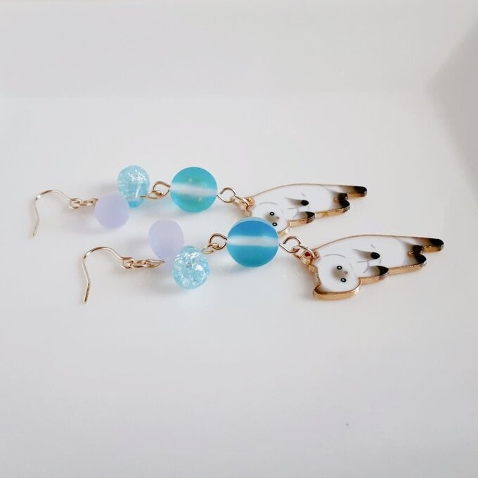 再販☆しずくビーズとぶらぶらネコちゃんの可愛いピアス/イヤリング(白猫×アクアブルー)
