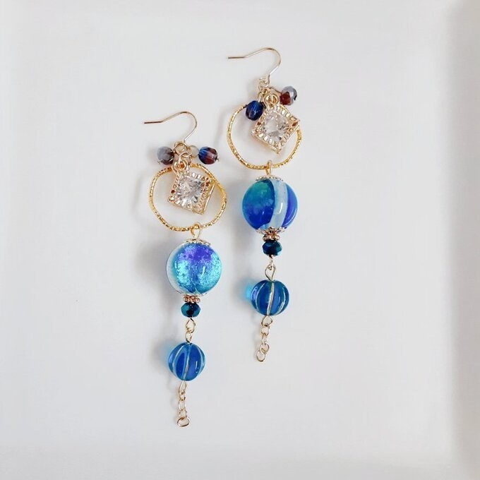 海を感じるとんぼ玉ビーズとジルコニア風チャームが揺れる飾りフープの幻想ロングピアス/イヤリング(カビラマリン)