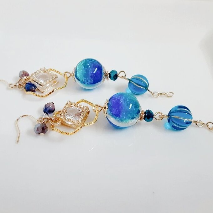 海を感じるとんぼ玉ビーズとジルコニア風チャームが揺れる飾りフープの幻想ロングピアス/イヤリング(カビラマリン)