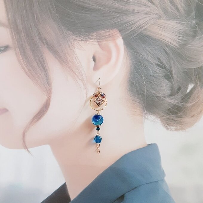 海を感じるとんぼ玉ビーズとジルコニア風チャームが揺れる飾りフープの幻想ロングピアス/イヤリング(カビラマリン)