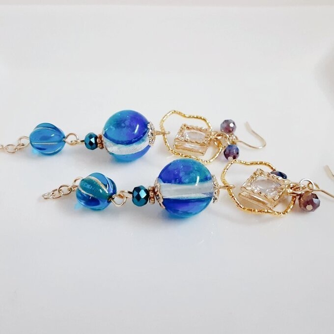 海を感じるとんぼ玉ビーズとジルコニア風チャームが揺れる飾りフープの幻想ロングピアス/イヤリング(カビラマリン)