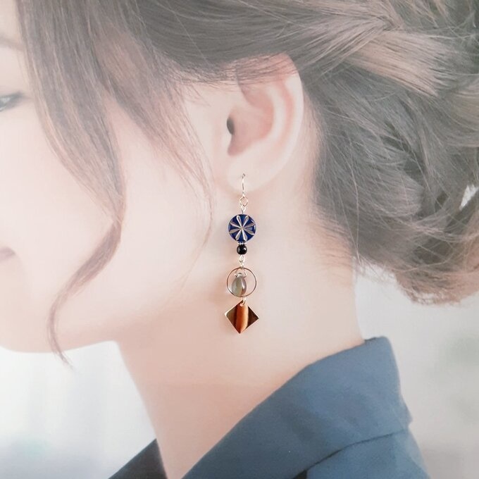 アンティーク風アクリルビーズとメタルプレートの大人シックなピアス/イヤリング(深い青)