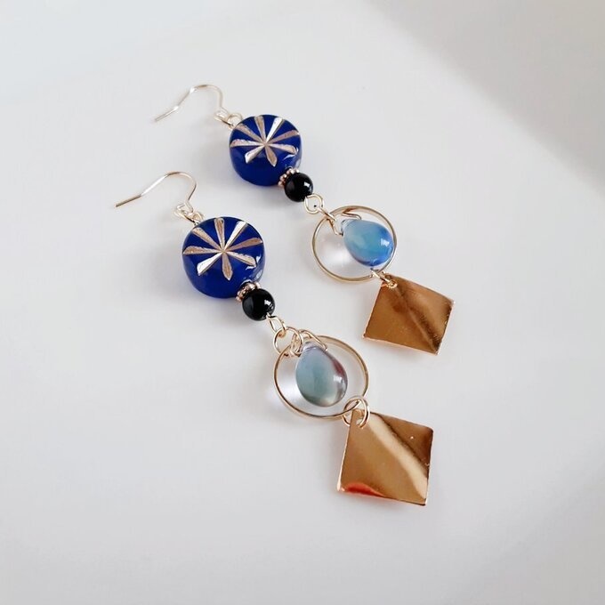 アンティーク風アクリルビーズとメタルプレートの大人シックなピアス/イヤリング(深い青)